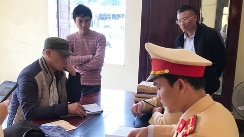 Dương tính với ma túy, tài xế nói do dùng... thuốc tây - Ảnh 2. Dương tính với ma túy, tài xế nói do dùng... thuốc tây - Ảnh 2.