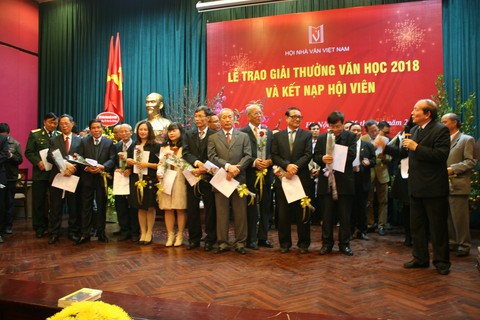 Văn thơ mất mùa, hơn 700 người vẫn ‘xếp hàng’ xin vào Hội Nhà văn - Ảnh 2. Văn thơ mất mùa, hơn 700 người vẫn ‘xếp hàng’ xin vào Hội Nhà văn - Ảnh 2.