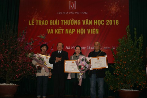 Văn thơ mất mùa, hơn 700 người vẫn ‘xếp hàng’ xin vào Hội Nhà văn - Ảnh 1. Văn thơ mất mùa, hơn 700 người vẫn ‘xếp hàng’ xin vào Hội Nhà văn - Ảnh 1.