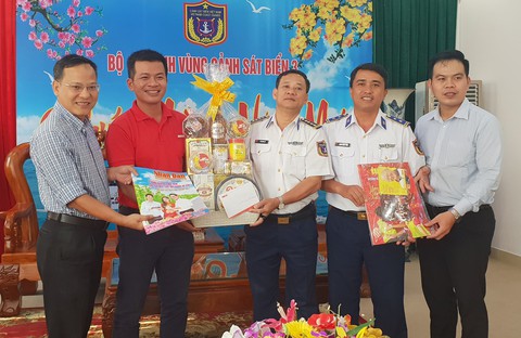 Quà xuân Tuổi Trẻ đến với hải quân - Ảnh 1. Quà xuân Tuổi Trẻ đến với hải quân - Ảnh 1.