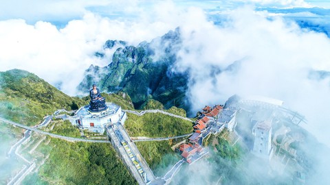 Du xuân ngày đầu năm: Bái Phật tại thành phố trong mây - Ảnh 1. Du xuân ngày đầu năm: Bái Phật tại thành phố trong mây - Ảnh 1.