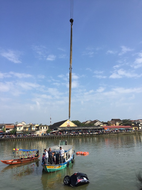Xe ôtô lao xuống sông Hoài, 3 người trong gia đình tử vong - Ảnh 1. Xe ôtô lao xuống sông Hoài, 3 người trong gia đình tử vong - Ảnh 1.