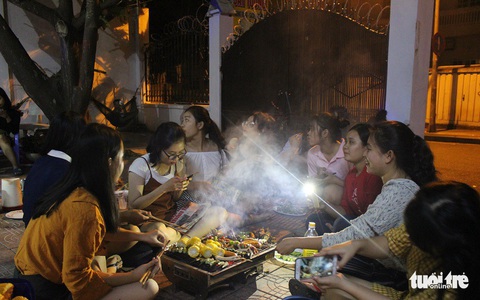 Tất niên hoành tráng đời sinh viên với bắp nướng, khoai lang - Ảnh 1. Tất niên hoành tráng đời sinh viên với bắp nướng, khoai lang - Ảnh 1.