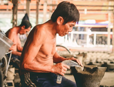 Lò gốm cuối cùng ở xóm Lò Gốm với nghề làm ông Táo - Ảnh 4. Lò gốm cuối cùng ở xóm Lò Gốm với nghề làm ông Táo - Ảnh 4.