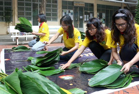 Gần 1.000 bánh chưng, bánh tét tự tay sinh viên gói, nấu gửi bà con - Ảnh 1. Gần 1.000 bánh chưng, bánh tét tự tay sinh viên gói, nấu gửi bà con - Ảnh 1.