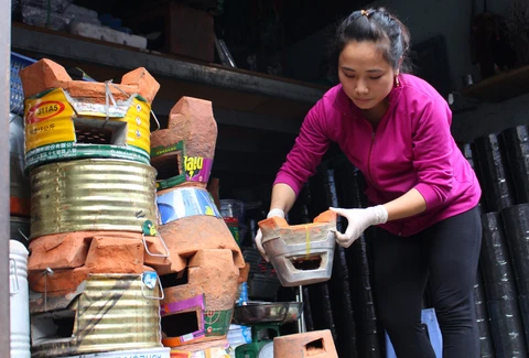 Lò gốm cuối cùng ở xóm Lò Gốm với nghề làm ông Táo - Ảnh 11. Lò gốm cuối cùng ở xóm Lò Gốm với nghề làm ông Táo - Ảnh 11.