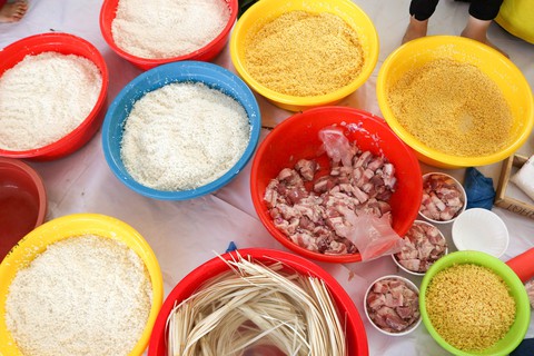 Gần 1.000 bánh chưng, bánh tét tự tay sinh viên gói, nấu gửi bà con - Ảnh 2. Gần 1.000 bánh chưng, bánh tét tự tay sinh viên gói, nấu gửi bà con - Ảnh 2.