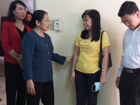 Lãnh đạo TP.HCM thăm các hộ dân phải di dời khẩn cấp - Ảnh 2. Lãnh đạo TP.HCM thăm các hộ dân phải di dời khẩn cấp - Ảnh 2.