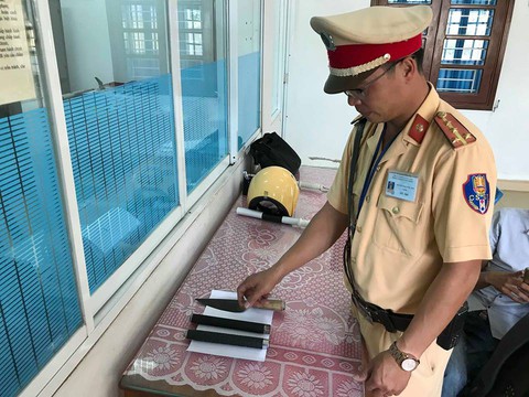 Phụ xe đầu kéo chơi ma túy, thủ hàng nóng trên cabin - Ảnh 2. Phụ xe đầu kéo chơi ma túy, thủ hàng nóng trên cabin - Ảnh 2.