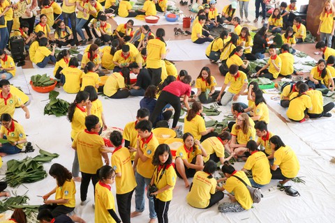 Gần 1.000 bánh chưng, bánh tét tự tay sinh viên gói, nấu gửi bà con - Ảnh 6. Gần 1.000 bánh chưng, bánh tét tự tay sinh viên gói, nấu gửi bà con - Ảnh 6.