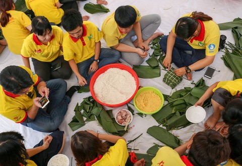 Gần 1.000 bánh chưng, bánh tét tự tay sinh viên gói, nấu gửi bà con - Ảnh 9. Gần 1.000 bánh chưng, bánh tét tự tay sinh viên gói, nấu gửi bà con - Ảnh 9.