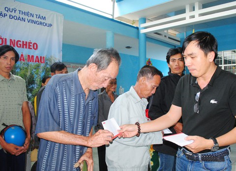 Xã nghèo nhất huyện nhận quà tết từ báo Tuổi Trẻ và quỹ Thiện Tâm - Ảnh 2. Xã nghèo nhất huyện nhận quà tết từ báo Tuổi Trẻ và quỹ Thiện Tâm - Ảnh 2.