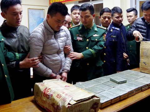 120 bánh heroin núp khắp xe cố lọt vào Việt Nam - Ảnh 1. 120 bánh heroin núp khắp xe cố lọt vào Việt Nam - Ảnh 1.