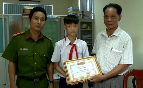 Học sinh nghèo trả lại gần 50 triệu đồng nhặt được bên đường - Ảnh 1. Học sinh nghèo trả lại gần 50 triệu đồng nhặt được bên đường - Ảnh 1.