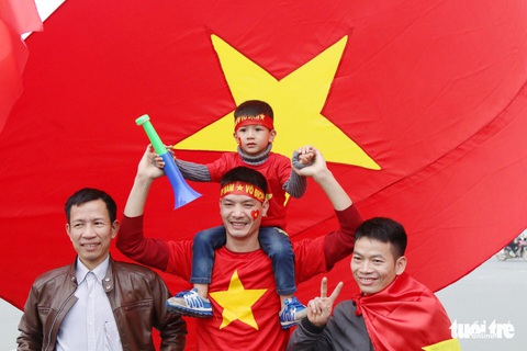 Người hâm mộ thủ đô nồng nhiệt chào đón tuyển thủ Việt Nam - Ảnh 16. Người hâm mộ thủ đô nồng nhiệt chào đón tuyển thủ Việt Nam - Ảnh 16.