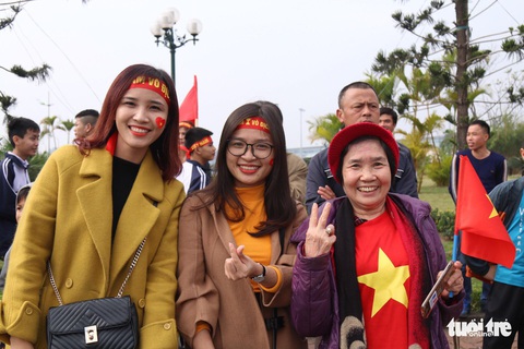 Người hâm mộ thủ đô nồng nhiệt chào đón tuyển thủ Việt Nam - Ảnh 17. Người hâm mộ thủ đô nồng nhiệt chào đón tuyển thủ Việt Nam - Ảnh 17.