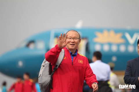 Người hâm mộ thủ đô nồng nhiệt chào đón tuyển thủ Việt Nam - Ảnh 3. Người hâm mộ thủ đô nồng nhiệt chào đón tuyển thủ Việt Nam - Ảnh 3.
