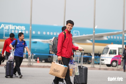 Người hâm mộ thủ đô nồng nhiệt chào đón tuyển thủ Việt Nam - Ảnh 6. Người hâm mộ thủ đô nồng nhiệt chào đón tuyển thủ Việt Nam - Ảnh 6.