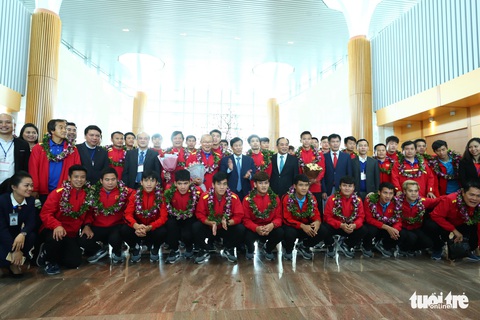 Người hâm mộ thủ đô nồng nhiệt chào đón tuyển thủ Việt Nam - Ảnh 10. Người hâm mộ thủ đô nồng nhiệt chào đón tuyển thủ Việt Nam - Ảnh 10.