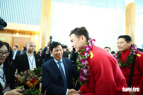 Người hâm mộ thủ đô nồng nhiệt chào đón tuyển thủ Việt Nam - Ảnh 9. Người hâm mộ thủ đô nồng nhiệt chào đón tuyển thủ Việt Nam - Ảnh 9.