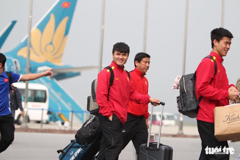 Người hâm mộ thủ đô nồng nhiệt chào đón tuyển thủ Việt Nam - Ảnh 7. Người hâm mộ thủ đô nồng nhiệt chào đón tuyển thủ Việt Nam - Ảnh 7.