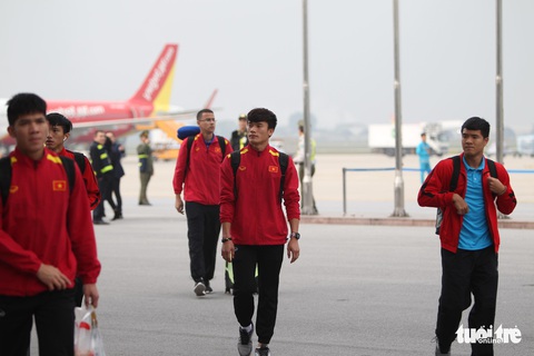 Người hâm mộ thủ đô nồng nhiệt chào đón tuyển thủ Việt Nam - Ảnh 8. Người hâm mộ thủ đô nồng nhiệt chào đón tuyển thủ Việt Nam - Ảnh 8.