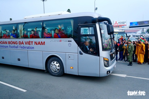 Người hâm mộ thủ đô nồng nhiệt chào đón tuyển thủ Việt Nam - Ảnh 13. Người hâm mộ thủ đô nồng nhiệt chào đón tuyển thủ Việt Nam - Ảnh 13.