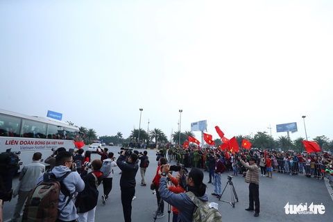Người hâm mộ thủ đô nồng nhiệt chào đón tuyển thủ Việt Nam - Ảnh 14. Người hâm mộ thủ đô nồng nhiệt chào đón tuyển thủ Việt Nam - Ảnh 14.