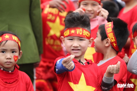 Ngóng chờ các người hùng tuyển Việt Nam hạ cánh sân bay Nội Bài - Ảnh 8. Ngóng chờ các người hùng tuyển Việt Nam hạ cánh sân bay Nội Bài - Ảnh 8.