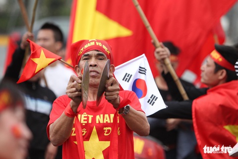 Ngóng chờ các người hùng tuyển Việt Nam hạ cánh sân bay Nội Bài - Ảnh 7. Ngóng chờ các người hùng tuyển Việt Nam hạ cánh sân bay Nội Bài - Ảnh 7.