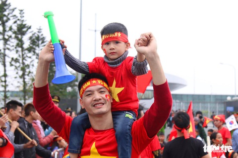 Ngóng chờ các người hùng tuyển Việt Nam hạ cánh sân bay Nội Bài - Ảnh 6. Ngóng chờ các người hùng tuyển Việt Nam hạ cánh sân bay Nội Bài - Ảnh 6.
