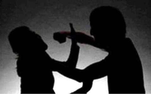 Ghen tuông, người đàn ông gây thương tích nặng bạn gái - Ảnh 1. Ghen tuông, người đàn ông gây thương tích nặng bạn gái - Ảnh 1.