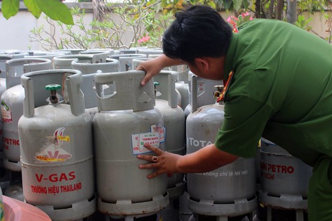 Phát hiện vụ sang chiết gas trong… bãi đậu xe - Ảnh 1. Phát hiện vụ sang chiết gas trong… bãi đậu xe - Ảnh 1.