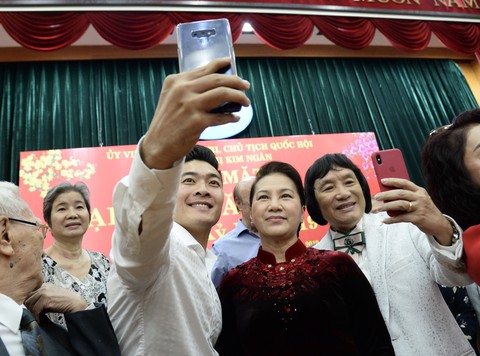 Nghệ sĩ Kim Cương: Trước hết là không có rạp để diễn - Ảnh 6. Nghệ sĩ Kim Cương: Trước hết là không có rạp để diễn - Ảnh 6.