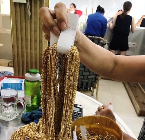 Khởi tố nhân viên ăn trộm 455 lượng vàng của chủ tiệm - Ảnh 2. Khởi tố nhân viên ăn trộm 455 lượng vàng của chủ tiệm - Ảnh 2.