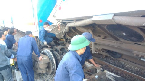 Tàu trật bánh, khách trải chiếu nằm vạ vật ở ga Sài Gòn chờ tàu - Ảnh 4. Tàu trật bánh, khách trải chiếu nằm vạ vật ở ga Sài Gòn chờ tàu - Ảnh 4.
