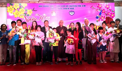 Mang nắng xuân đến với trẻ khiếm khuyết - Ảnh 1. Mang nắng xuân đến với trẻ khiếm khuyết - Ảnh 1.