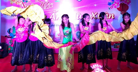 Mang nắng xuân đến với trẻ khiếm khuyết - Ảnh 2. Mang nắng xuân đến với trẻ khiếm khuyết - Ảnh 2.