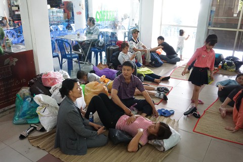 Tàu trật bánh, khách trải chiếu nằm vạ vật ở ga Sài Gòn chờ tàu - Ảnh 3. Tàu trật bánh, khách trải chiếu nằm vạ vật ở ga Sài Gòn chờ tàu - Ảnh 3.