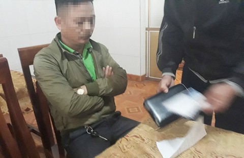 Bắt người đàn ông nghi mạo danh phóng viên tống tiền doanh nghiệp - Ảnh 1. Bắt người đàn ông nghi mạo danh phóng viên tống tiền doanh nghiệp - Ảnh 1.