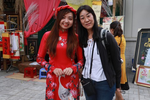 Khách Tây diện áo dài mua tranh chữ ở phố ông đồ - Ảnh 4. Khách Tây diện áo dài mua tranh chữ ở phố ông đồ - Ảnh 4.