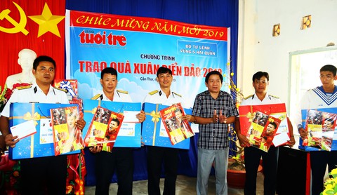 Báo Tuổi Trẻ trao quà Tết của bạn đọc đến Bộ tư lệnh Vùng 5 Hải quân - Ảnh 2. Báo Tuổi Trẻ trao quà Tết của bạn đọc đến Bộ tư lệnh Vùng 5 Hải quân - Ảnh 2.