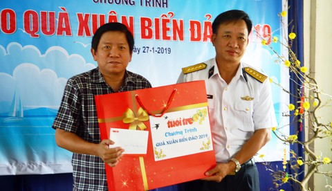 Báo Tuổi Trẻ trao quà Tết của bạn đọc đến Bộ tư lệnh Vùng 5 Hải quân - Ảnh 1. Báo Tuổi Trẻ trao quà Tết của bạn đọc đến Bộ tư lệnh Vùng 5 Hải quân - Ảnh 1.