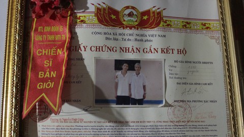 Giấy chứng nhận gắn kết hộ trong nhà một công nhân Thành - Ảnh: MY LĂNG Giấy chứng nhận gắn kết hộ trong nhà một công nhân Thành - Ảnh: MY LĂNG