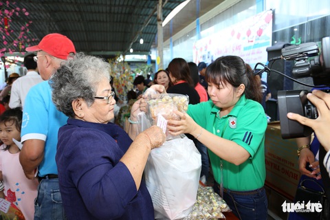 Phiên chợ 0 đồng cho bệnh nhân hoàn cảnh khó khăn đón tết - Ảnh 4. Phiên chợ 0 đồng cho bệnh nhân hoàn cảnh khó khăn đón tết - Ảnh 4.