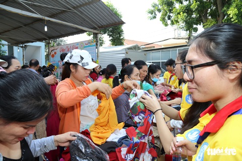 Phiên chợ 0 đồng cho bệnh nhân hoàn cảnh khó khăn đón tết - Ảnh 15. Phiên chợ 0 đồng cho bệnh nhân hoàn cảnh khó khăn đón tết - Ảnh 15.