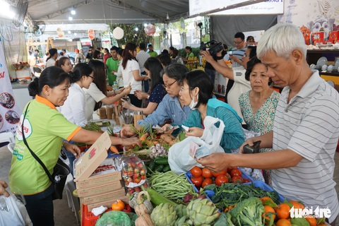 Nô nức mua sắm tại phiên chợ Tết Xanh - Quà Việt - Ảnh 1. Nô nức mua sắm tại phiên chợ Tết Xanh - Quà Việt - Ảnh 1.