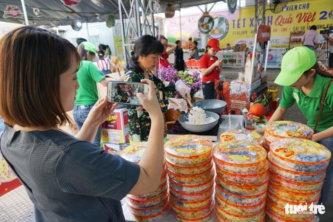 Nô nức mua sắm tại phiên chợ Tết Xanh - Quà Việt - Ảnh 4. Nô nức mua sắm tại phiên chợ Tết Xanh - Quà Việt - Ảnh 4.