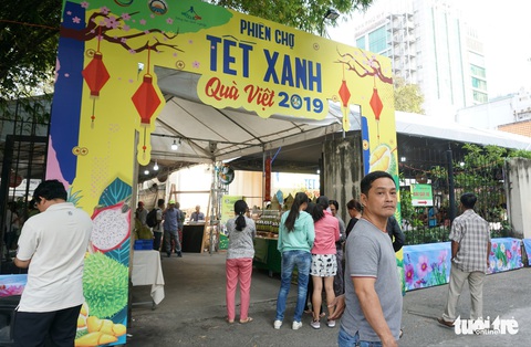 Nô nức mua sắm tại phiên chợ Tết Xanh - Quà Việt - Ảnh 3. Nô nức mua sắm tại phiên chợ Tết Xanh - Quà Việt - Ảnh 3.