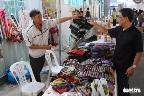Nô nức mua sắm tại phiên chợ Tết Xanh - Quà Việt - Ảnh 7. Nô nức mua sắm tại phiên chợ Tết Xanh - Quà Việt - Ảnh 7.